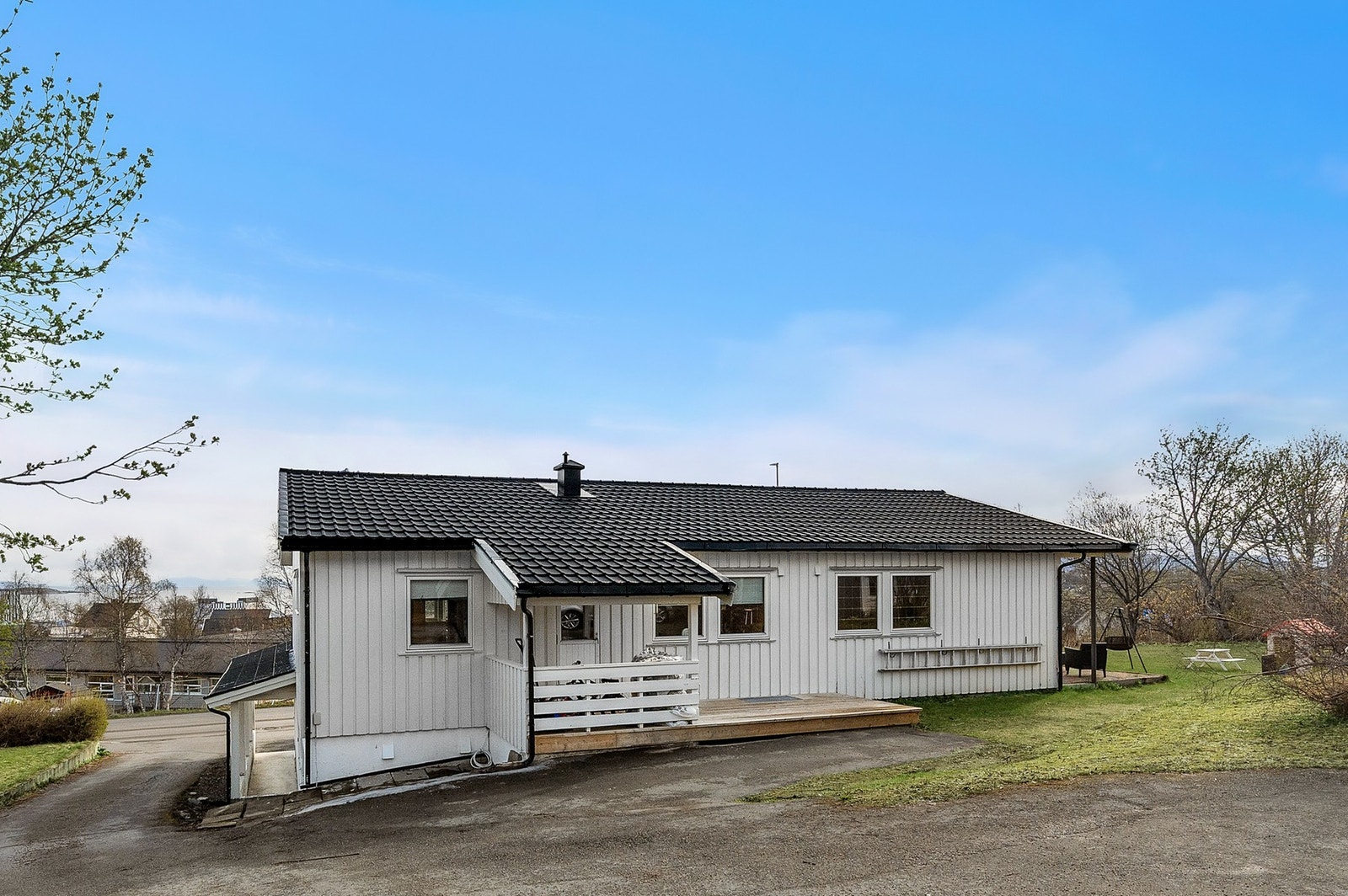 Gode parkeringsmuligheter på baksiden av boligen, det er også enkel adkomst ut via kjøkken og til terrasse. Galleribilde