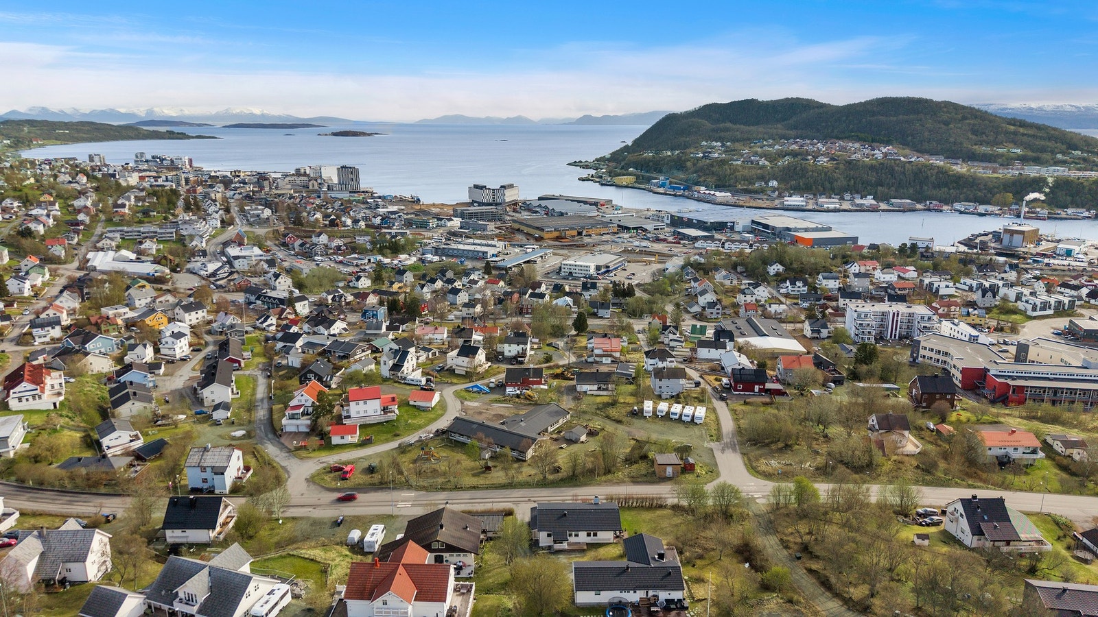Fra boligen er det kort vei ned til sentrum og sjøen. Galleribilde