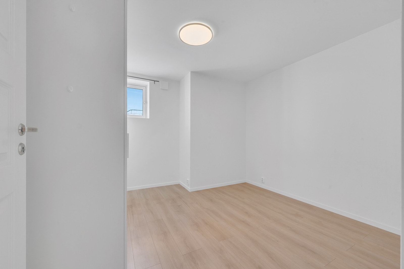 Underetasjen har også et eget rom, egnet som soverom eller kontor. (ikke omsøkt og godkjent) Galleribilde
