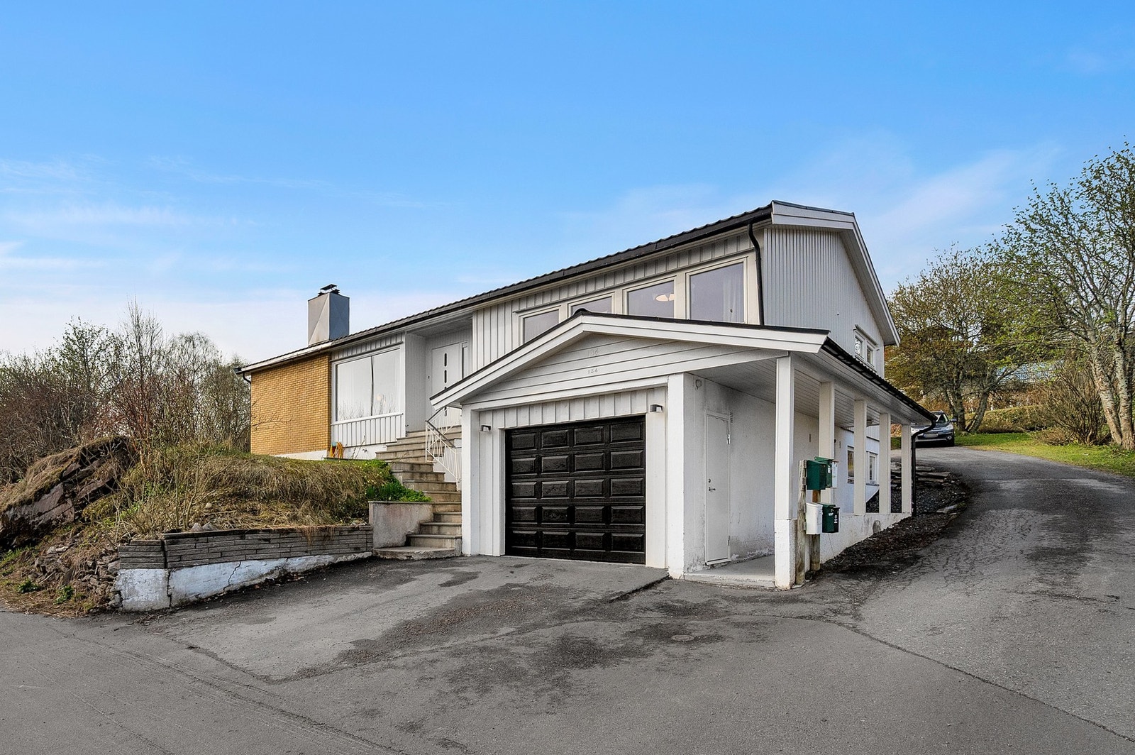 Boligen ligger fint til i feltet med tilbaketrukken beliggenhet på en høyde. Galleribilde