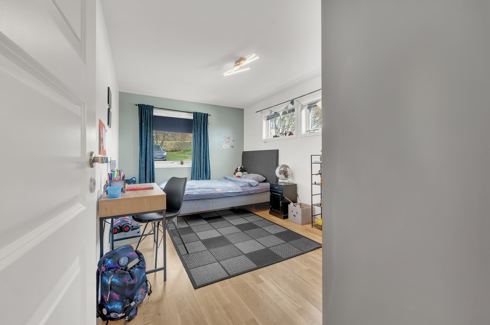 Soverom med plass til seng og skrivepult, ideelt som barnerom eller kontor. Galleribilde