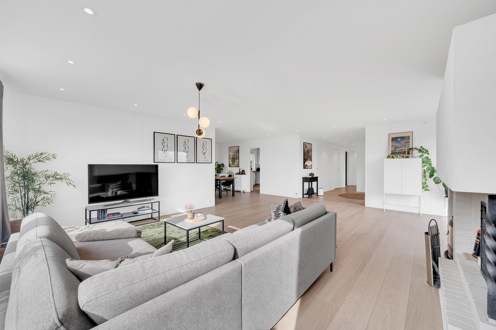 Her er det god plass til en stor sofagruppe, med utsikt gjennom de brede vinduene. Galleribilde