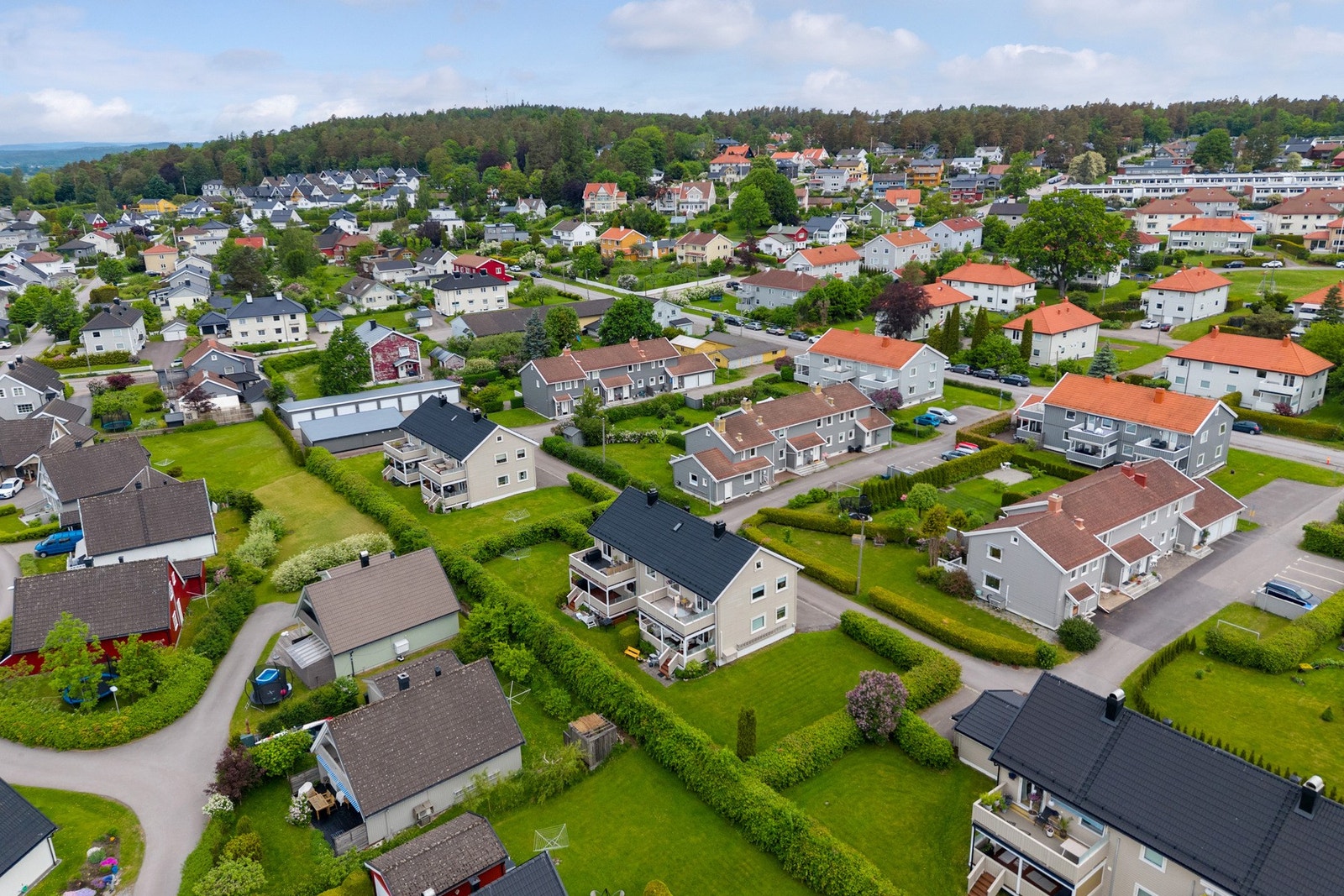 Rundt anlegget er det vakre turstier gjennom skogen og flere idylliske dammer. Her ligger også Surf City, en spennende kabelpark med hopp og rails hvor man kan prøve seg på vannski og wakeboard. Galleribilde