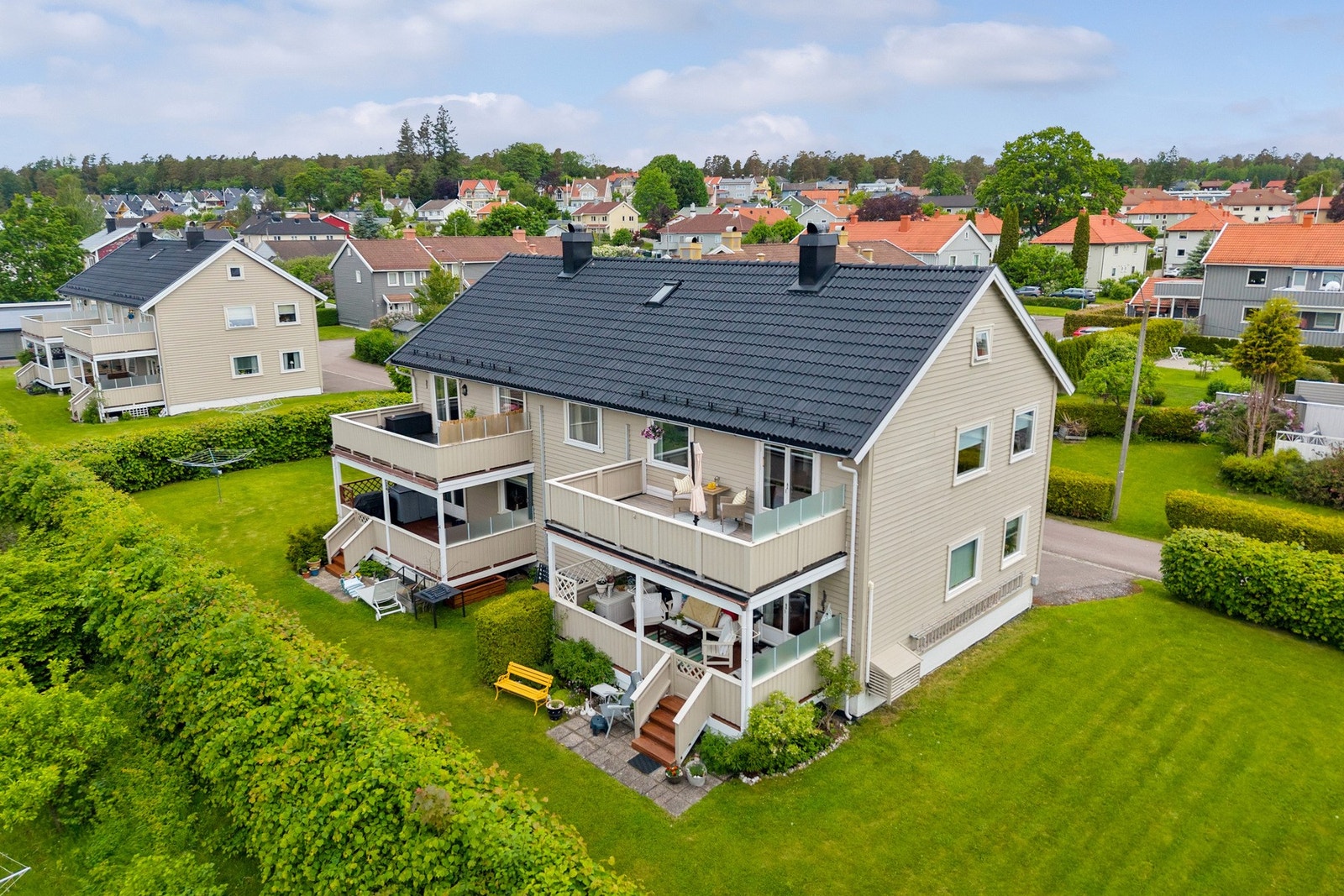 Fra boligen er det kort vei til Frodeåsen og det store idrettsområdet med ishall, idrettshaller, en rekke ballbaner, friidrettsanlegg, lysløype, frisbeegolfbane, hundepark og treningssenter. Galleribilde