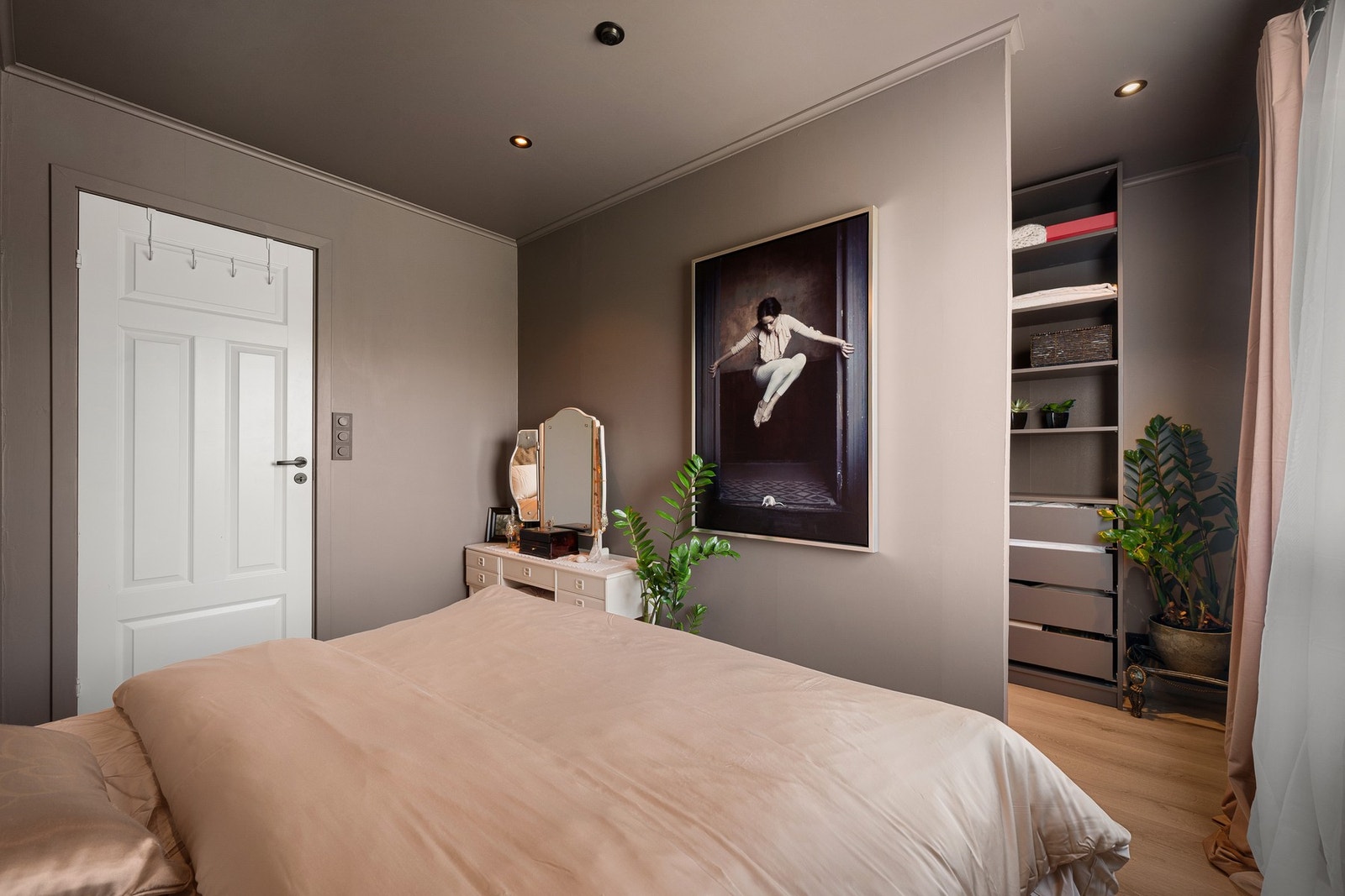 Det er satt opp vegg for å skille sove-sone og garderobe Galleribilde