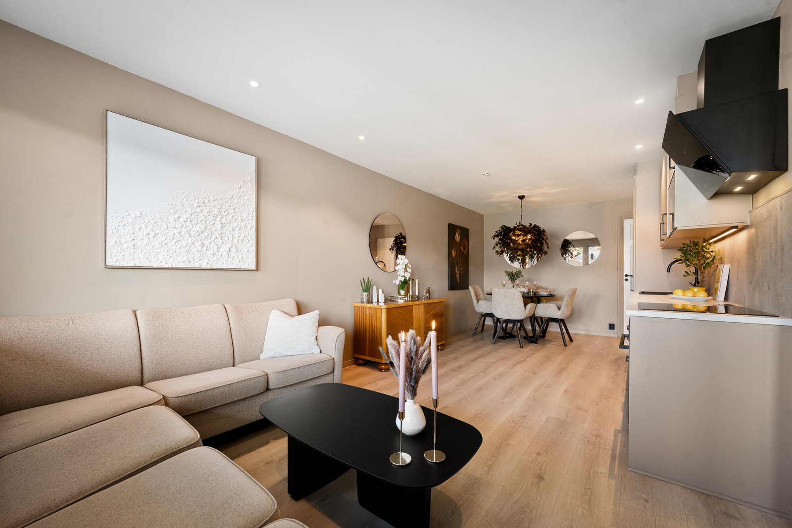 Behagelig belysning med downlights Galleribilde