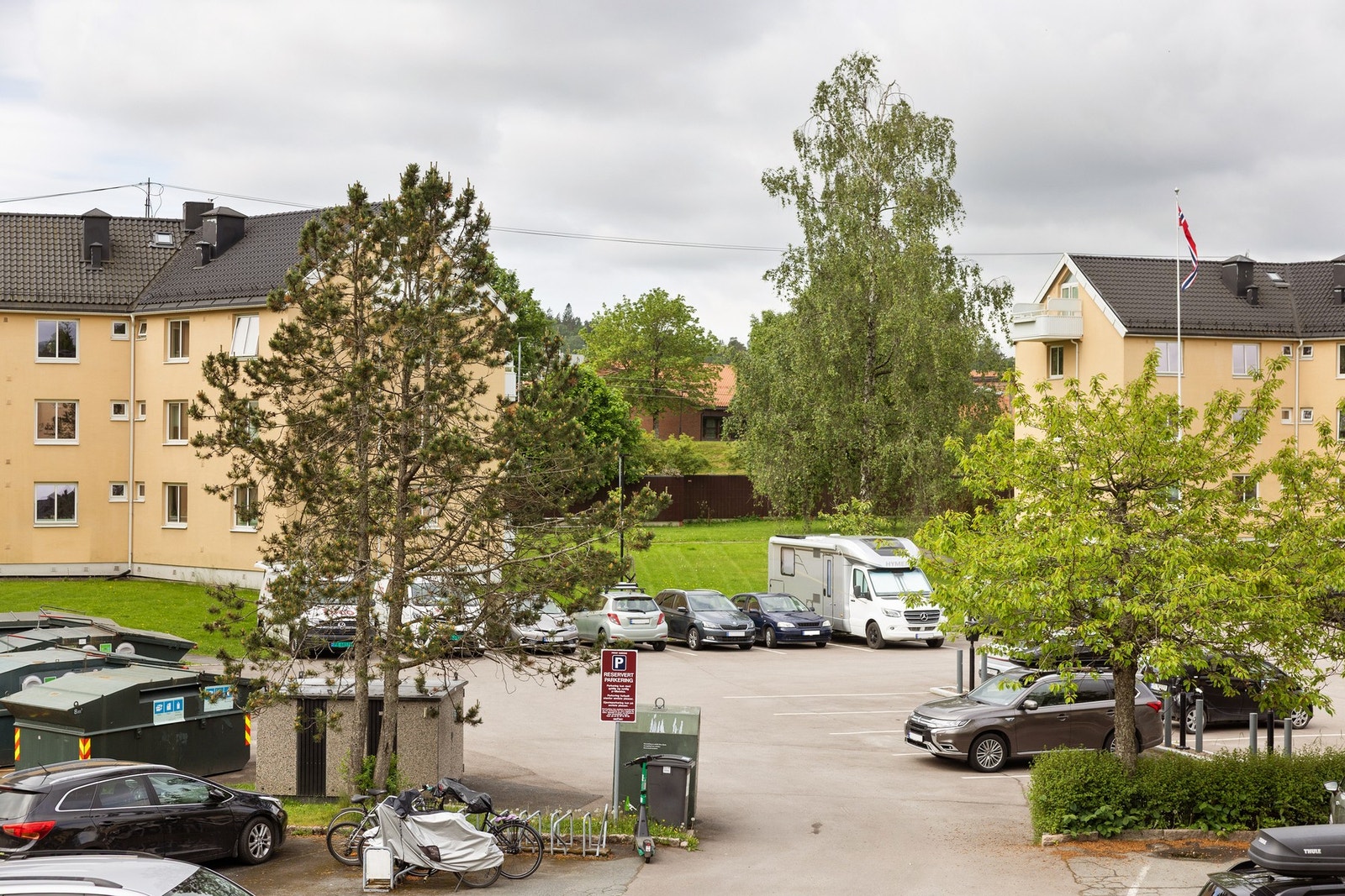 Aksjelaget har parkeringsplasser hvor beboerne kan parkere, med oblat. Galleribilde