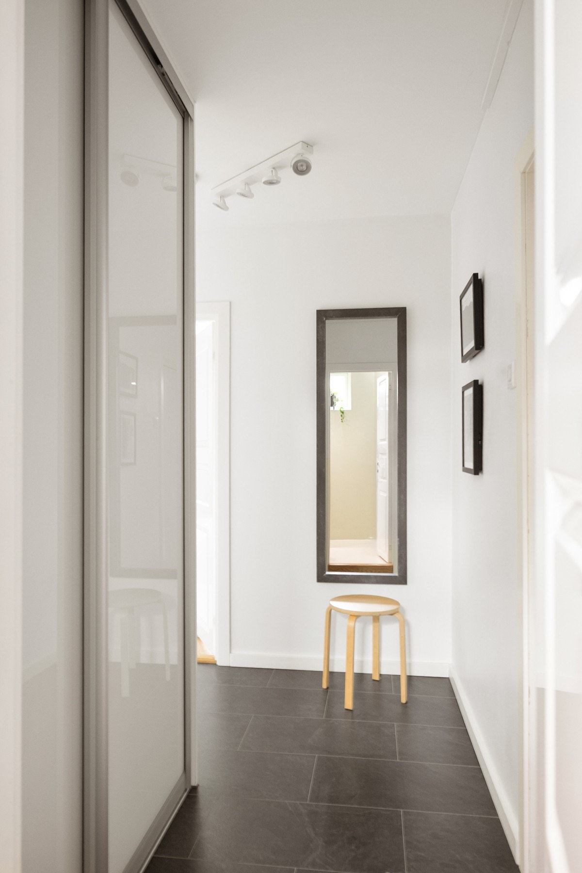 Her ønskes man velkommen inn via en romslig entré med god plass til både oppbevaring og praktisk møblering. Galleribilde