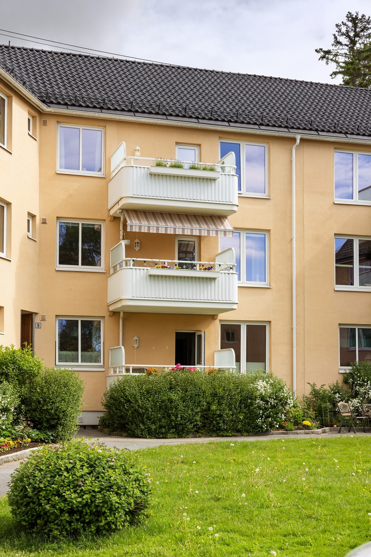 Aksjelaget ligger i en enveiskjørt gate med lite trafikk. På fellesarealene er det satt opp to grillplasser til fri benyttelse for beboerne. Galleribilde