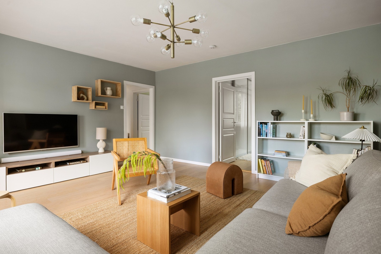 Stuen har svært gode møbleringsmuligheter med naturlige soner for sofagruppe med stuebord, TV-møblement og hyllesystem. Galleribilde