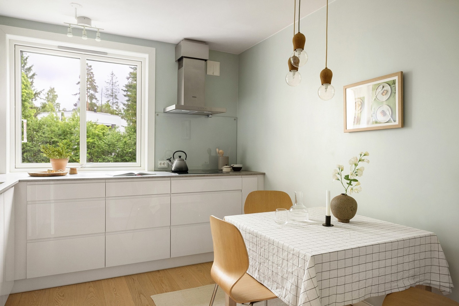 Kjøkkenet har egen plass til spisebordet - perfekt for hverdagsmåltider. Galleribilde