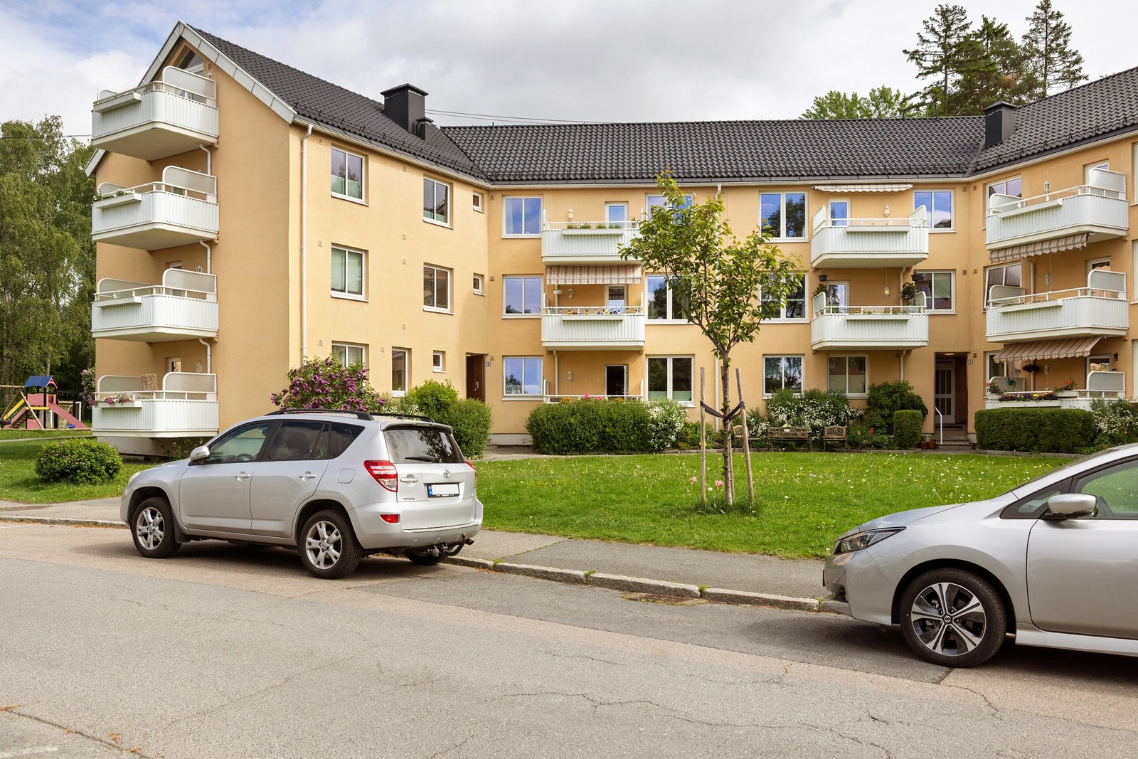 Leiligheten har en attraktiv beliggenhet på Huseby/Røa, i et etablert og barnevennlig boligområde med rolige omgivelser. Galleribilde