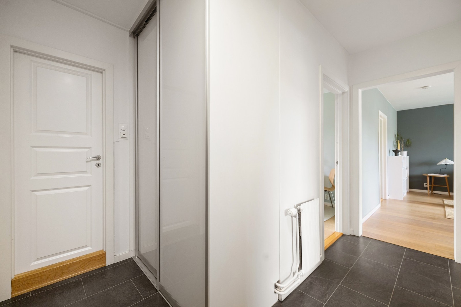 Det er montert garderobeskap med skyvedører i entréen, samtidig som det er rom for ytterligere oppbevaring eller møblement etter behov. Galleribilde
