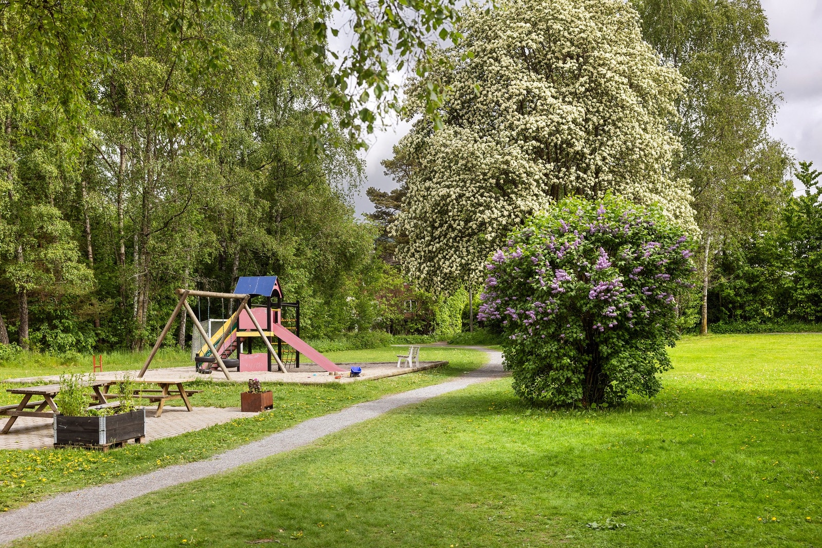 Store grøntområder preger nærområdet, og det er kort vei til marka med flotte turmuligheter året rundt og oppkjørte skiløyper vinterstid. Galleribilde