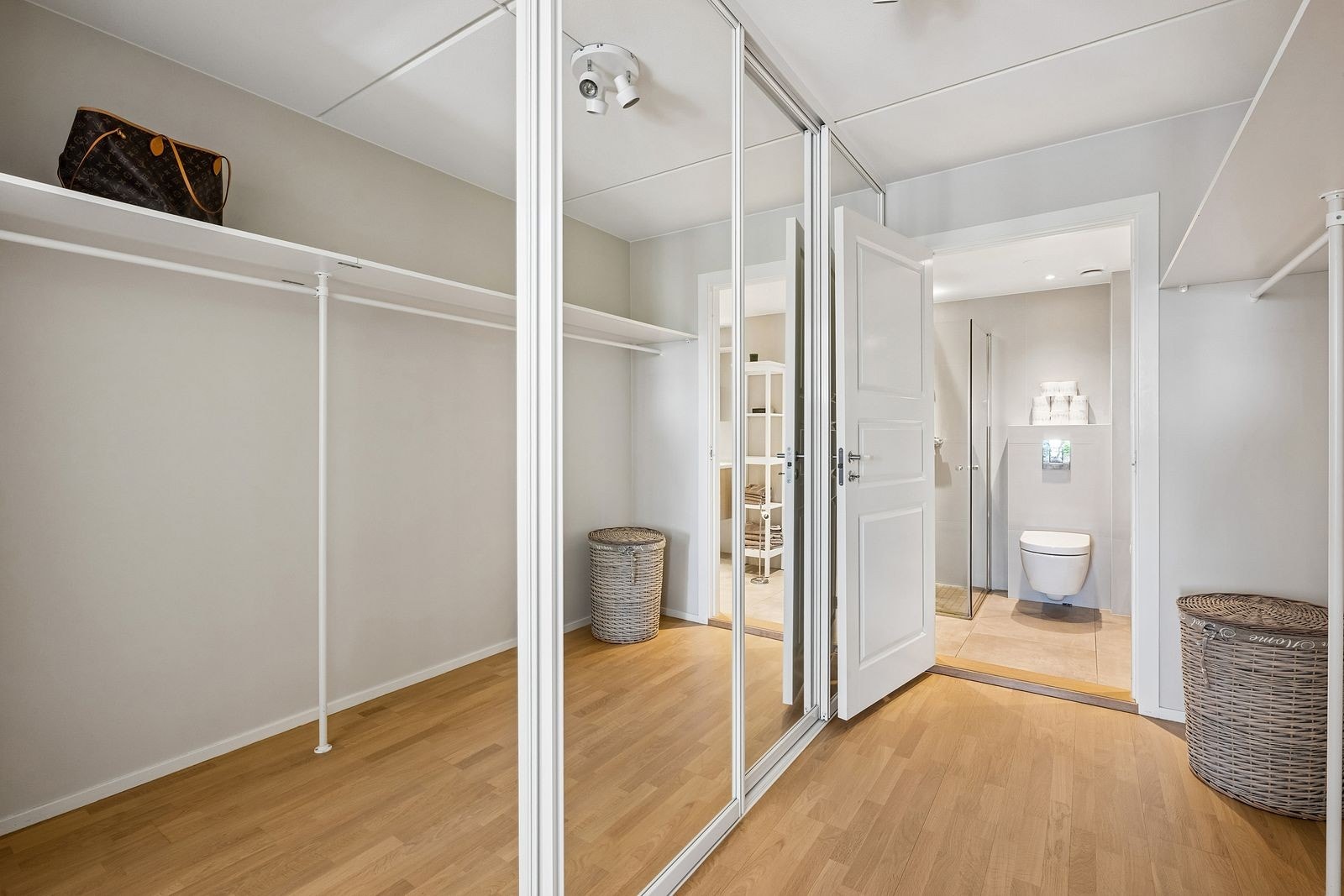 Walk-in closet med mye plass. Inngang fra bad og hovedsoverom Galleribilde