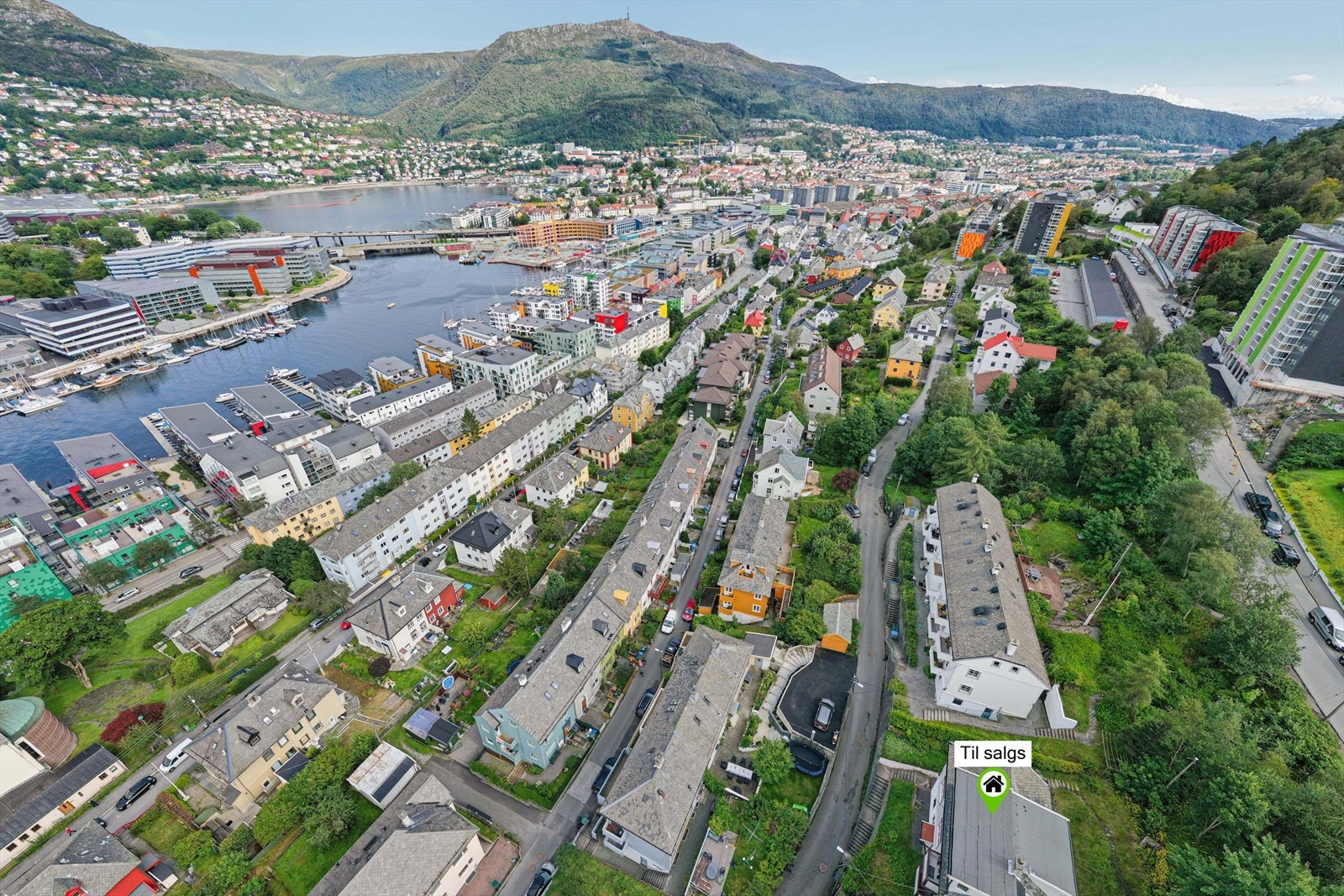 Fra eiendommen er det kort vei til populære turområder som Løvstakken. Galleribilde