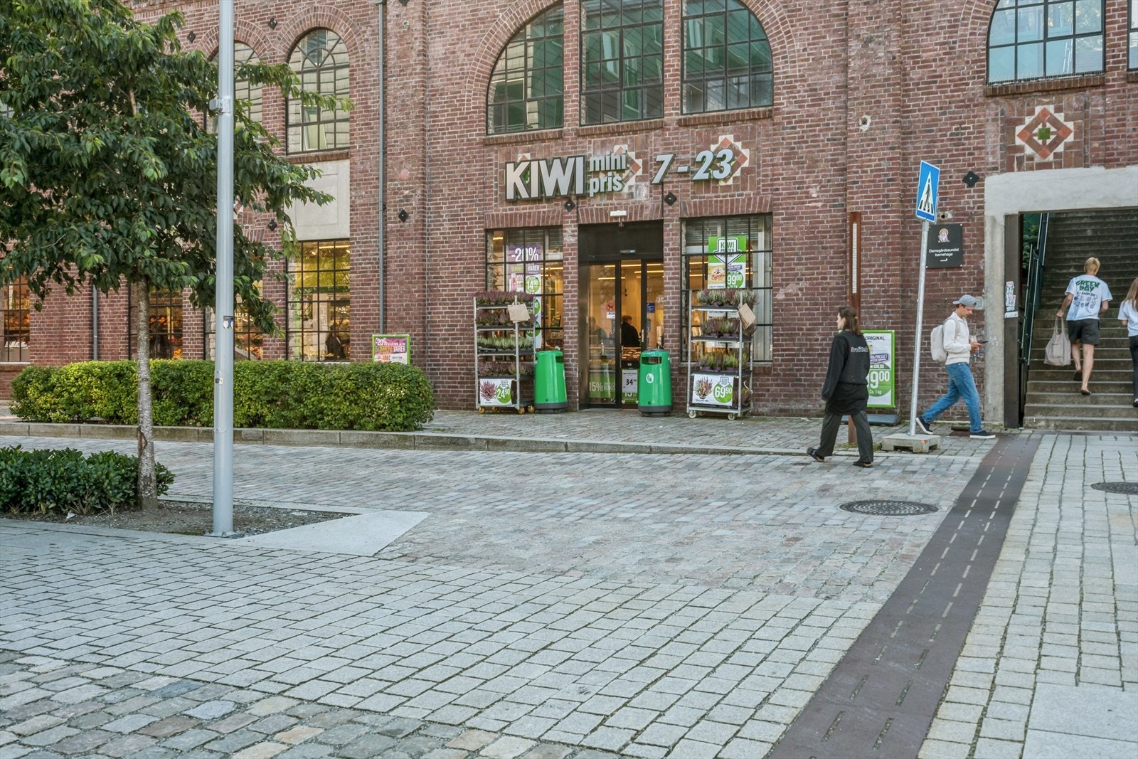 Dagligvarehandelen er enkel med blant annet Kiwi Damsgårdssundet i gangavstand fra boligen. Galleribilde
