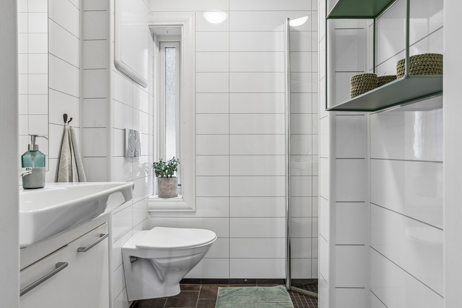 Badet ble pusset opp i 2013 og har varmekabler i gulvet, vegghengt toalett og baderomsplater på veggene. Galleribilde