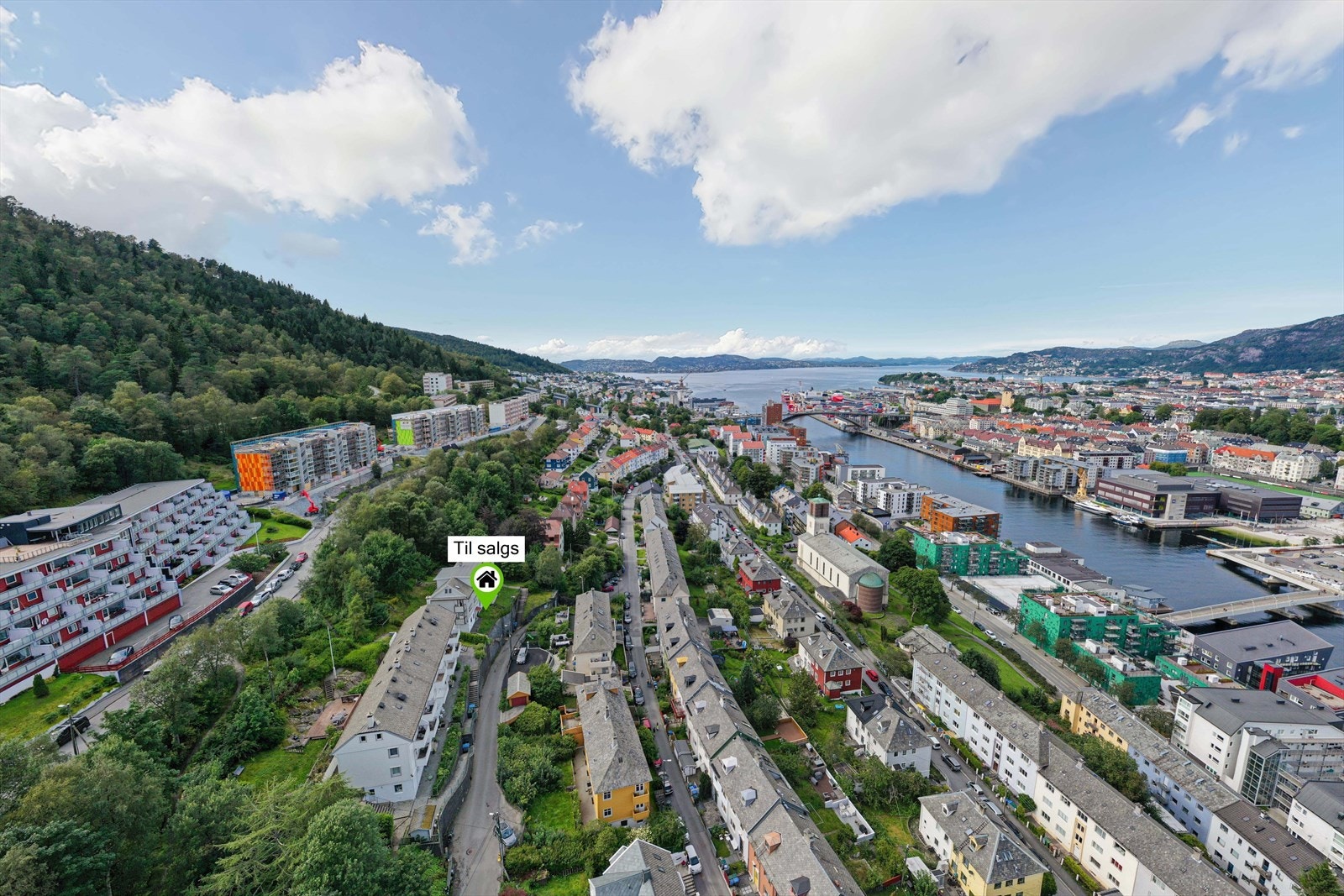 Leiligheten har en tilbaketrukket og sentral beliggenhet med utsikt over byen og fjorden. Galleribilde