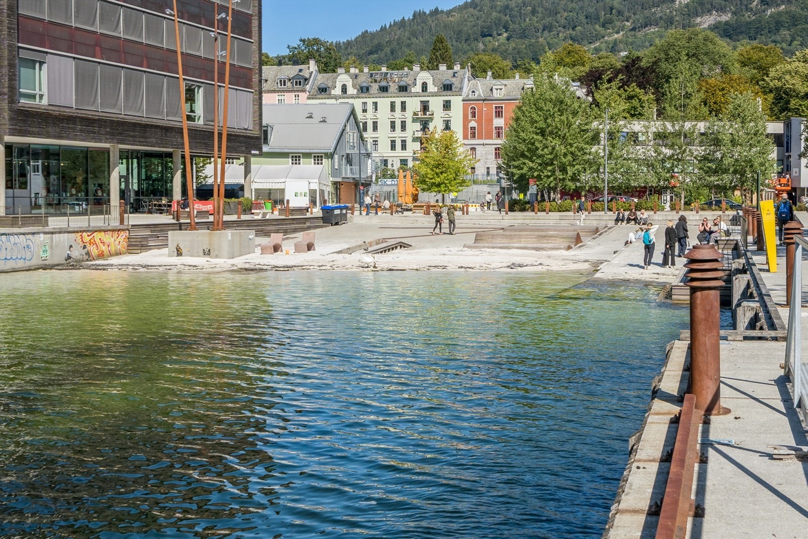 Kort vei til Møhlenpris med bystrand, kafeer og et levende bymiljø. Galleribilde