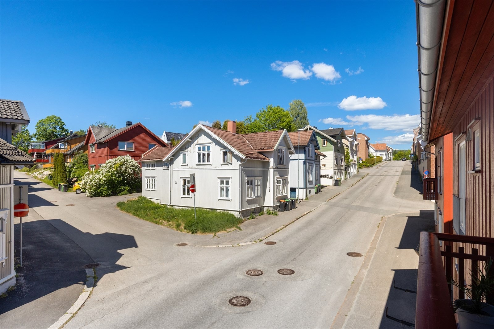 Beliggenheten er sentral med gangavstand til Skiens sentrumsgater med alle fasiliteter. Galleribilde