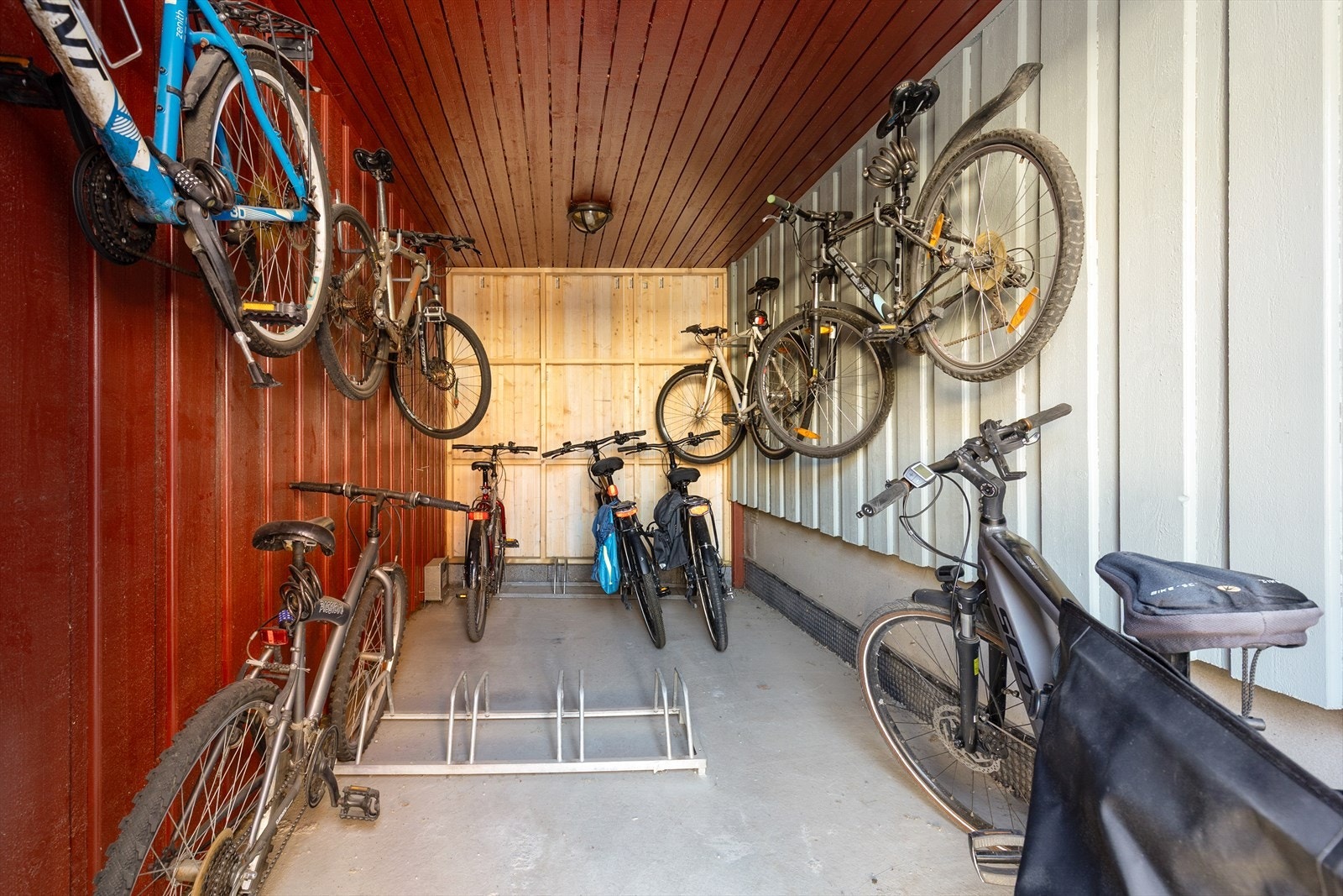 Sameiet har en felles sykkelbod for trygg oppbevaring av sykler. Galleribilde