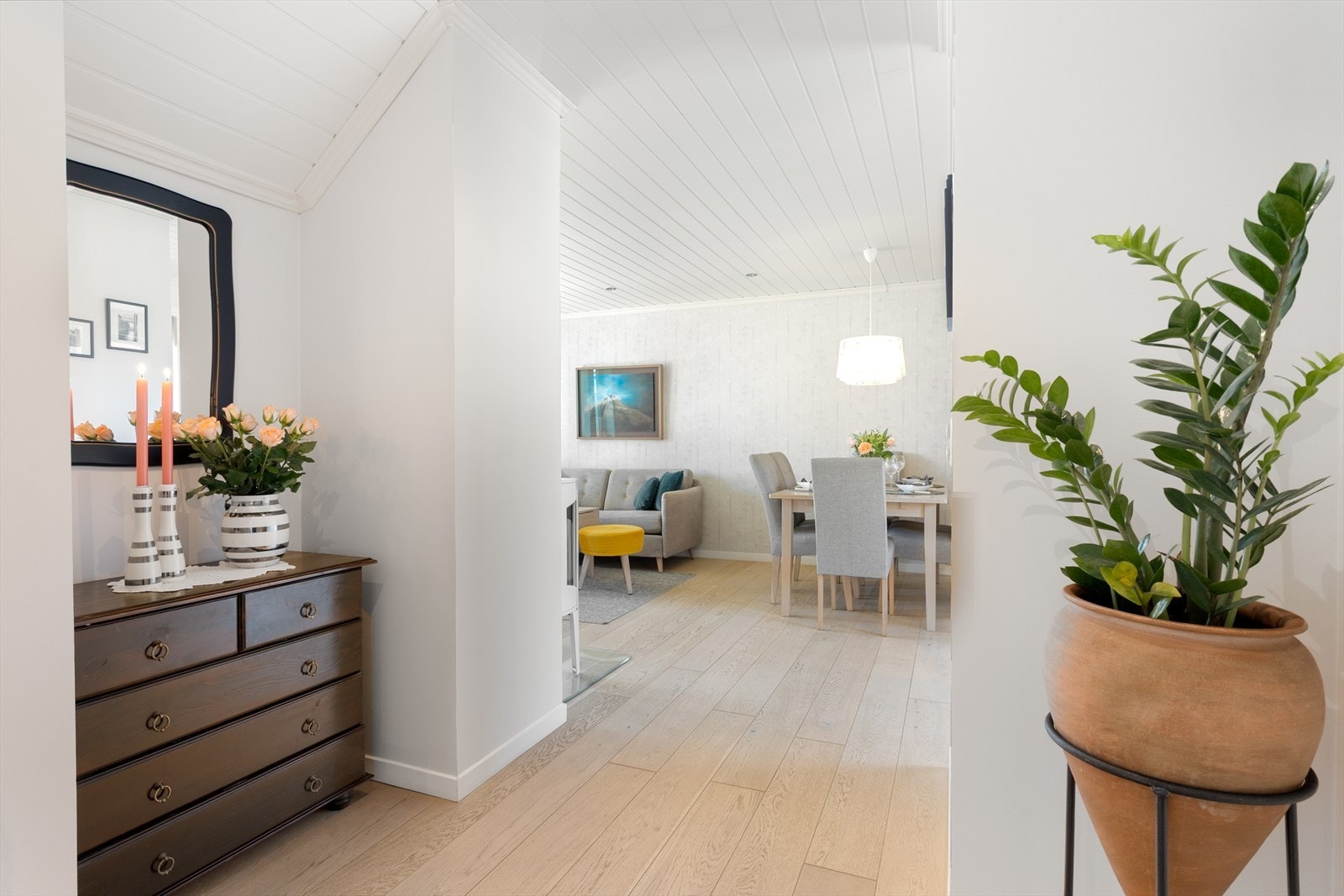 Fra entréen åpner leiligheten seg opp mot stuen og kjøkkenet. Galleribilde