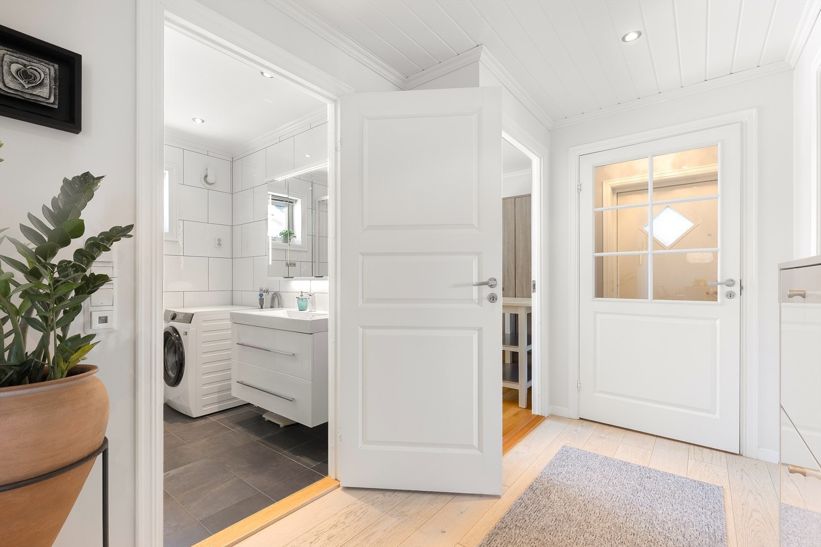 Vindfanget har varmekabler i gulvet, og en glassdør leder videre inn til entréen. Galleribilde