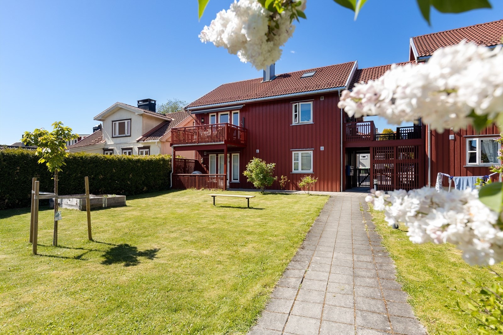 Sameiet har opparbeidede fellesarealer med plen og sittegrupper. Galleribilde