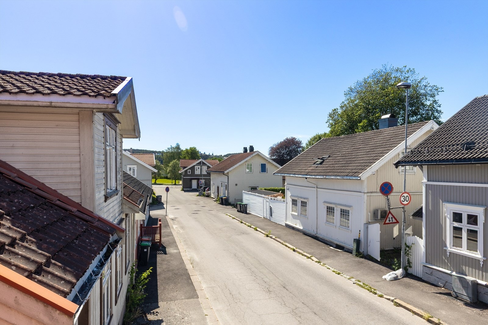 En kort spasertur unna ligger butikkene på Myren, tilgjengelig via gangbroen over Falkumelva. Galleribilde