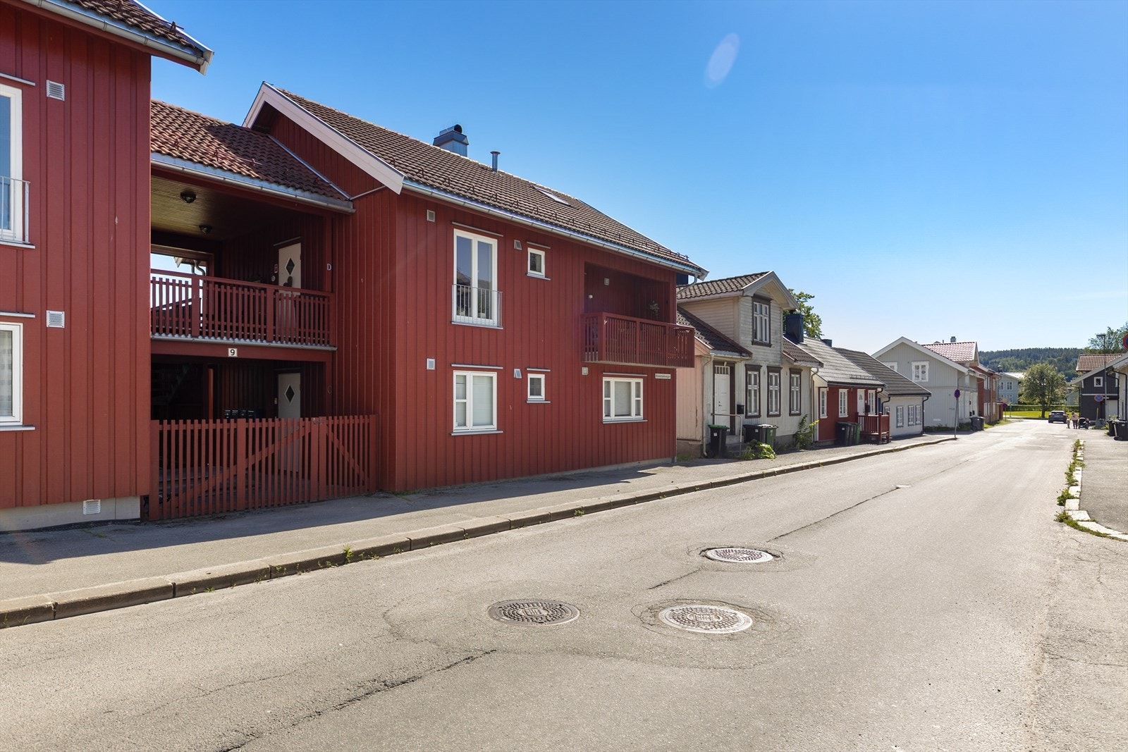 Leiligheten ligger i en horisontaldelt tomannsbolig fra 2006, sentralt på Bakken. Galleribilde