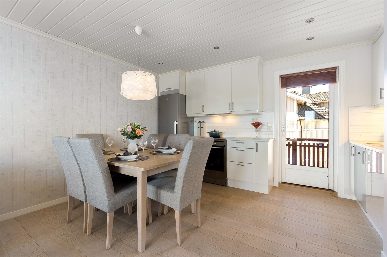 Kjøkkenet har en praktisk utforming med god plass til spisebord. Galleribilde