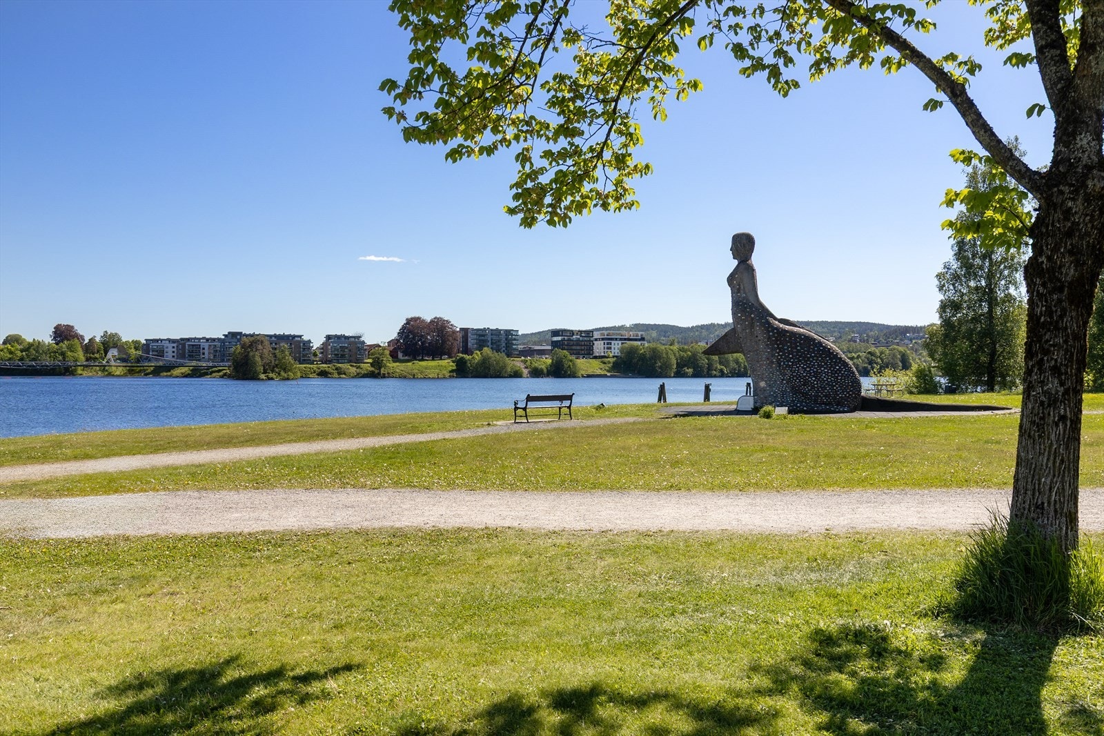 Nærområdet byr på flotte turområder ved Bakkestranda og rundt Hjellevannet. Galleribilde