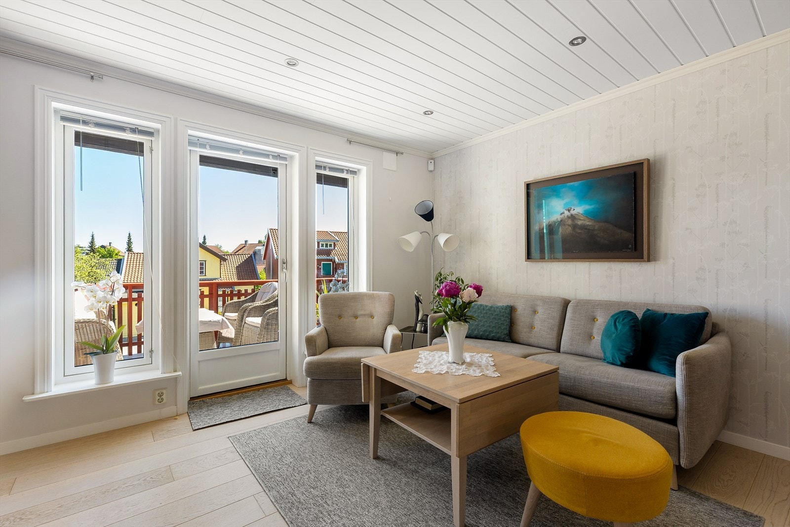 Fra stuen er det utgang til hyggelig balkong. Galleribilde