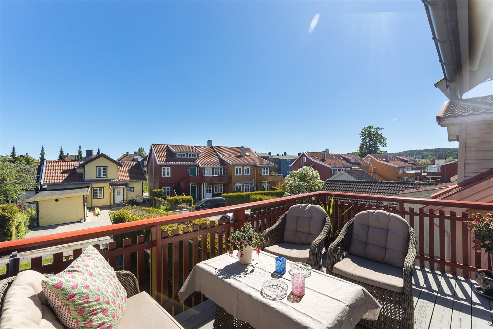 Fra stuen er det utgang til en av leilighetens to balkonger, med plass til en hyggelig sittegruppe. Galleribilde