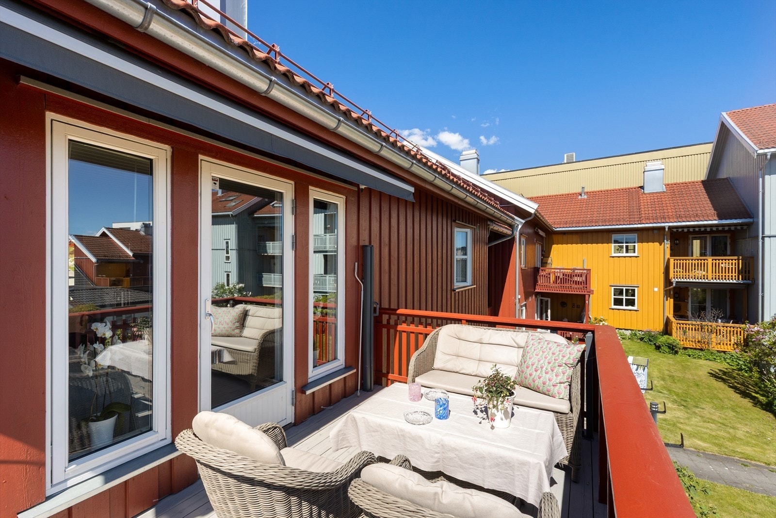 På balkongen er det markise med sveiv som gir god solskjerming samt uttrekkbak sidemarkise. Galleribilde