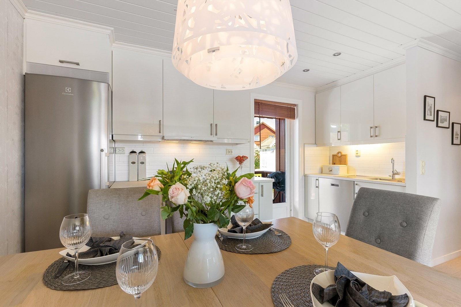 Kjøkkeninnredningen har glatte fronter og laminatbenkeplate, det er avsatt plass til frittstående hvitevarer som kjøleskap, oppvaskmaskin og komfyr. Galleribilde