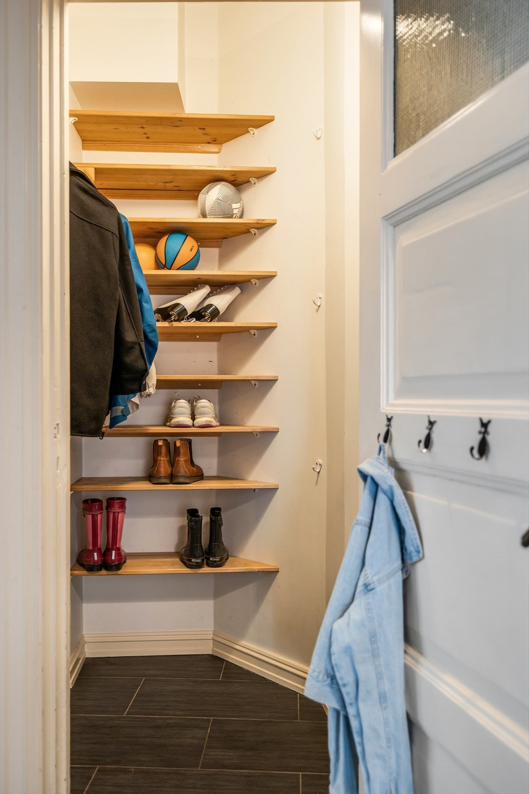 I entréen finner vi en adskilt bod som kan benyttes som garderobe. Galleribilde