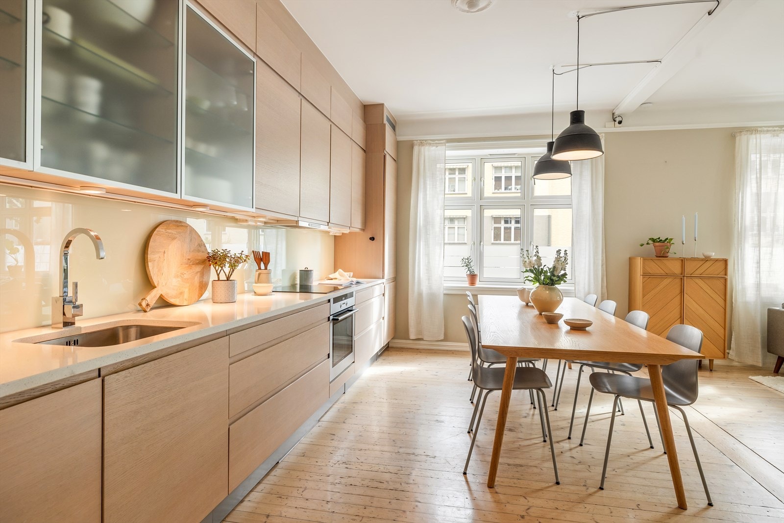 Stilren og moderne kjøkkeninnredning fra HTH med glatte fronter og glassfronter. Galleribilde