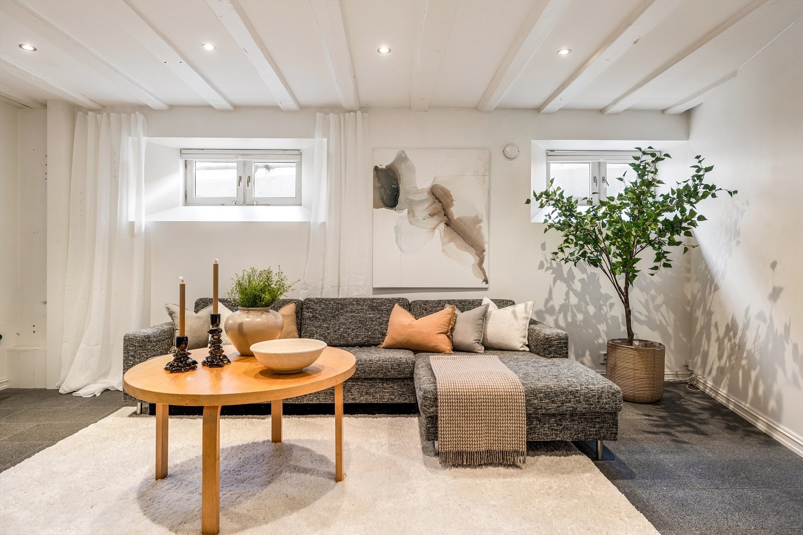 Stuen kan enkelt innredes med sittegruppe eller som et lekeområde for de minste. Galleribilde