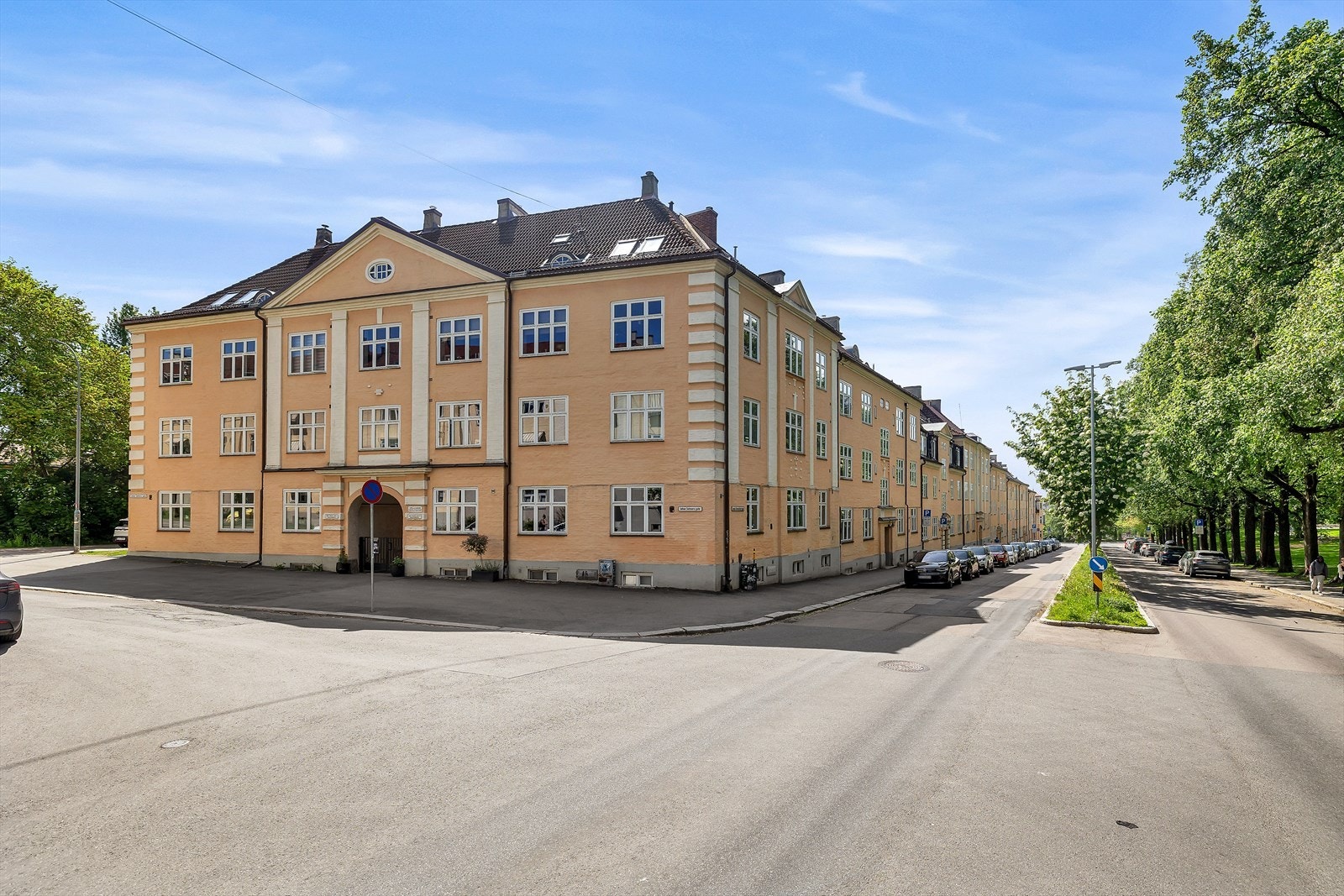 En stor, innholdsrik leilighet i en klassisk og tidløs bygård med autentiske detaljer og gjennomgående høy standard. Galleribilde