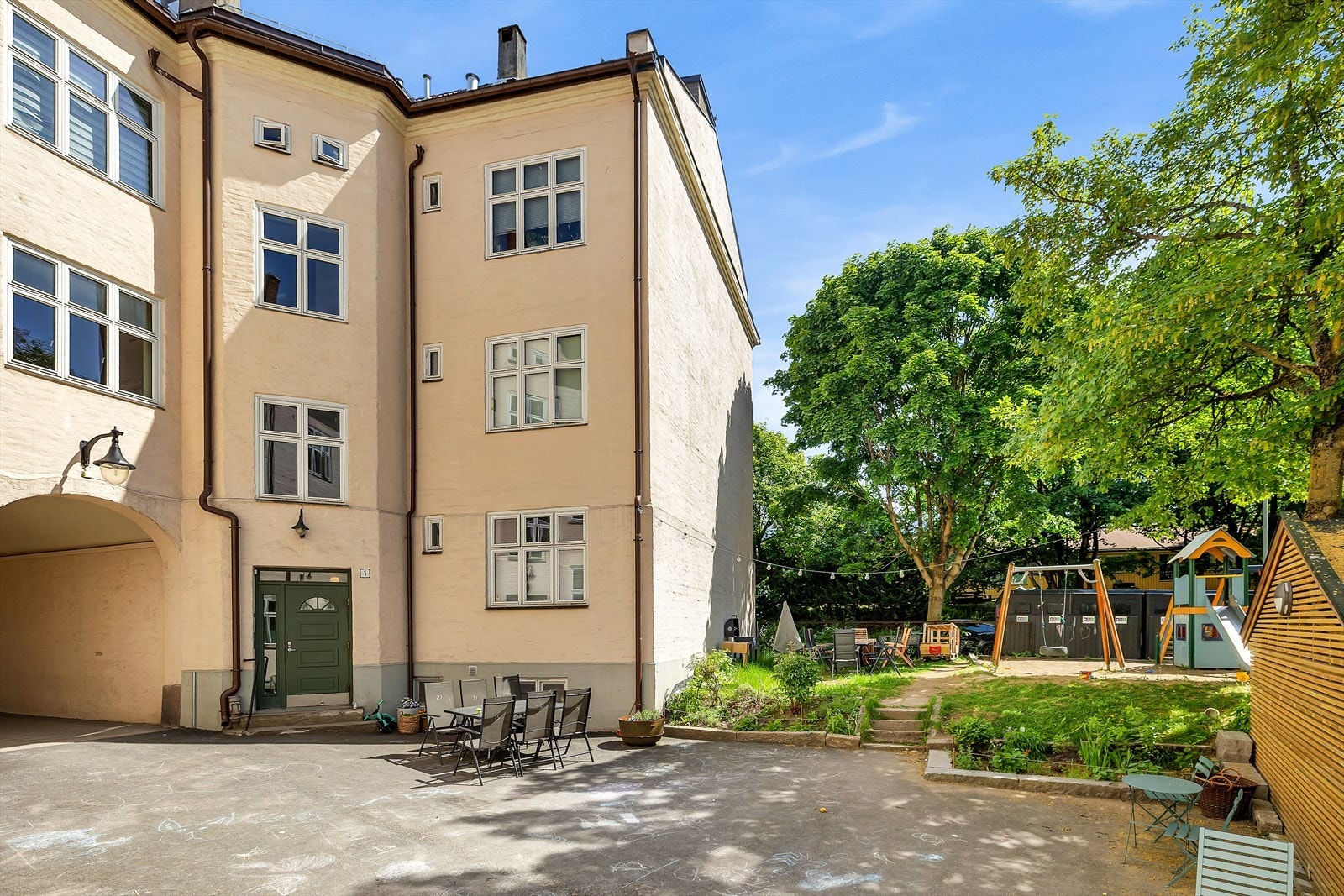 Nydelig uteområde med asfaltert gårdsplass og grønne omgivelser. Galleribilde