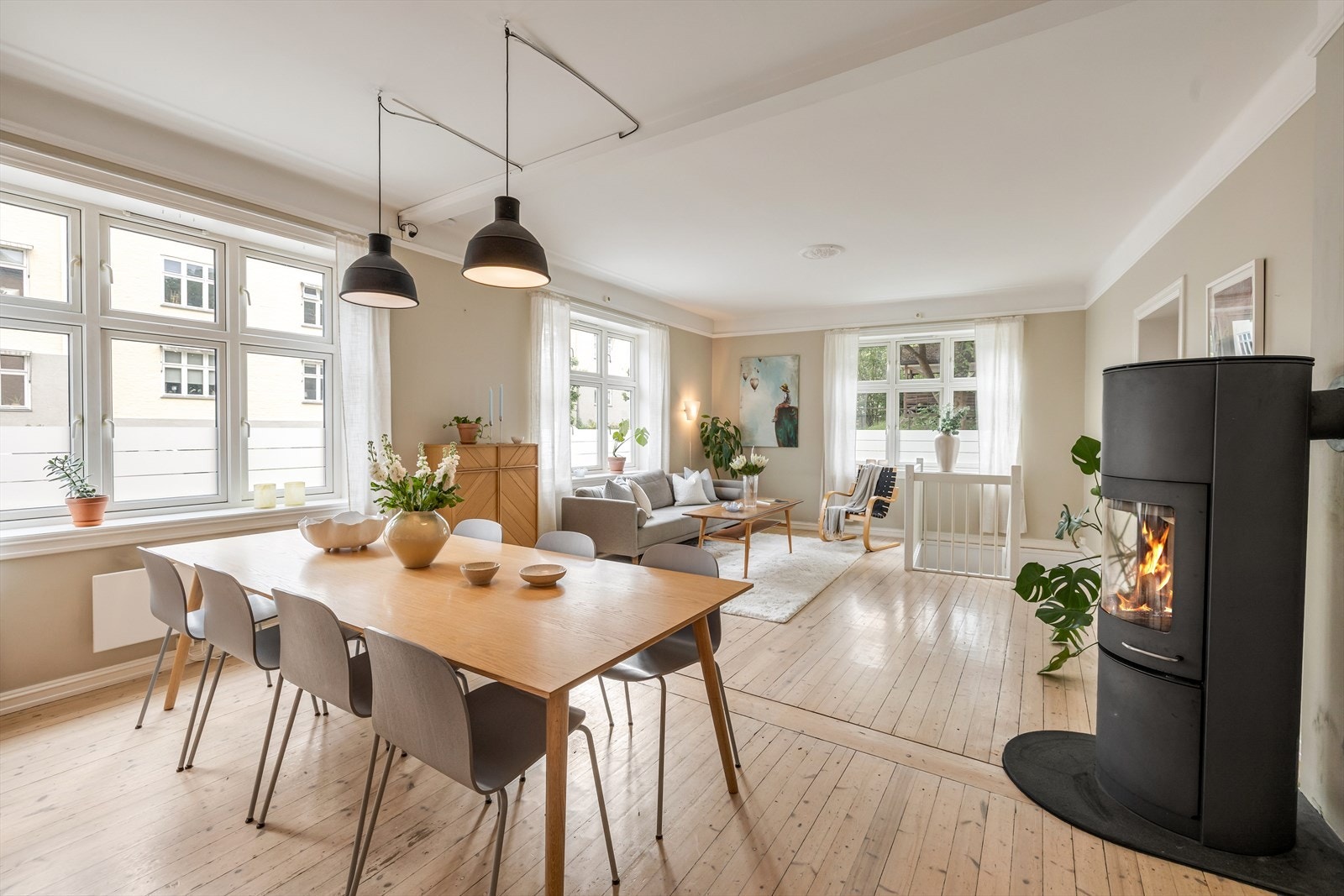 Tydelig definerte soner for både sofagruppe og spisebord gjør rommet godt egnet for både hverdagsliv og hyggelige sammenkomster. Galleribilde