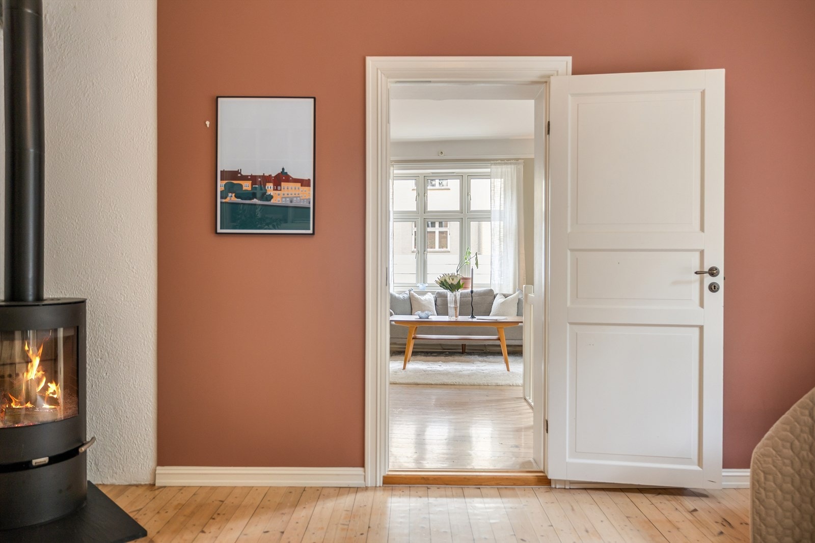Vi beveger oss bort fra stuen og inn på boligens første soverom. Galleribilde