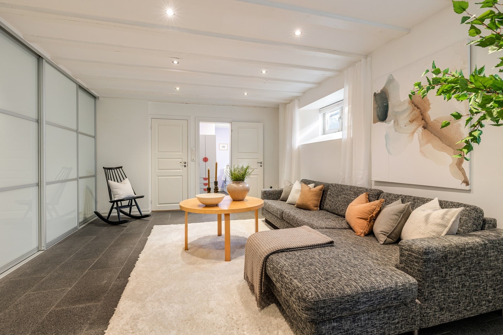 I kjellerstuen er det god plass til sofagruppe og skyvedørsgarderobe. Galleribilde
