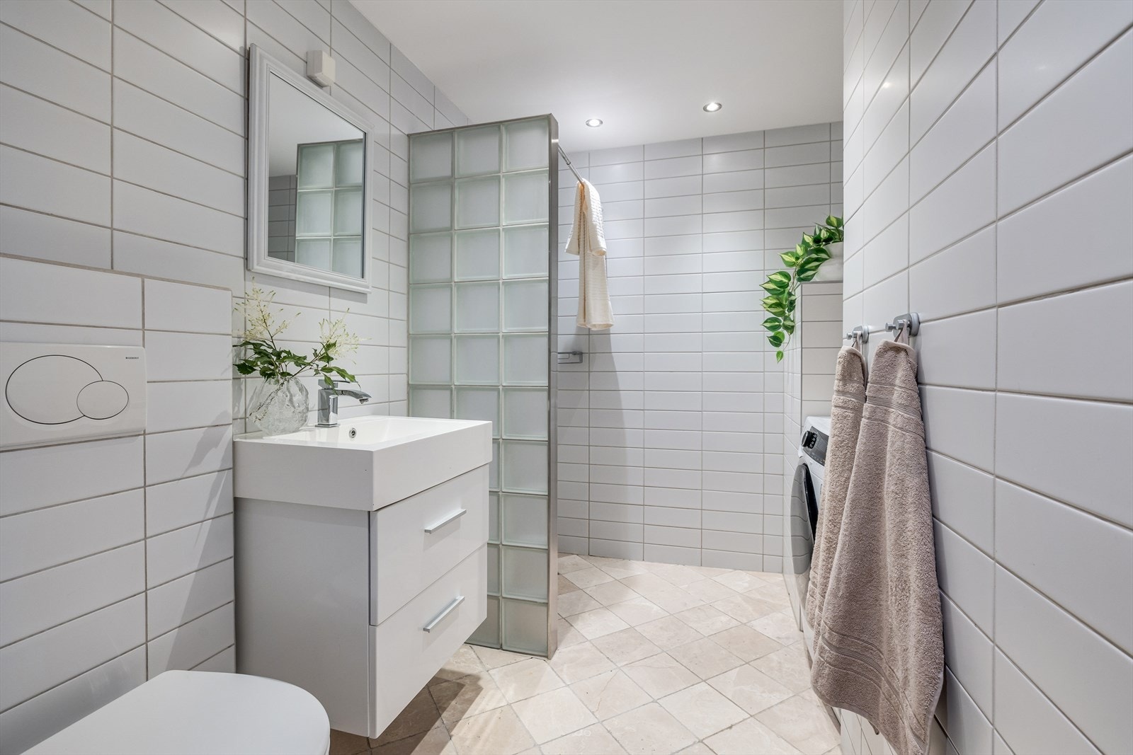 Flislagt baderom i underetasjen fra 2008 med gulvvarme, veggmontert wc og dusj. Det er opplegg for vaskemaskin. Galleribilde