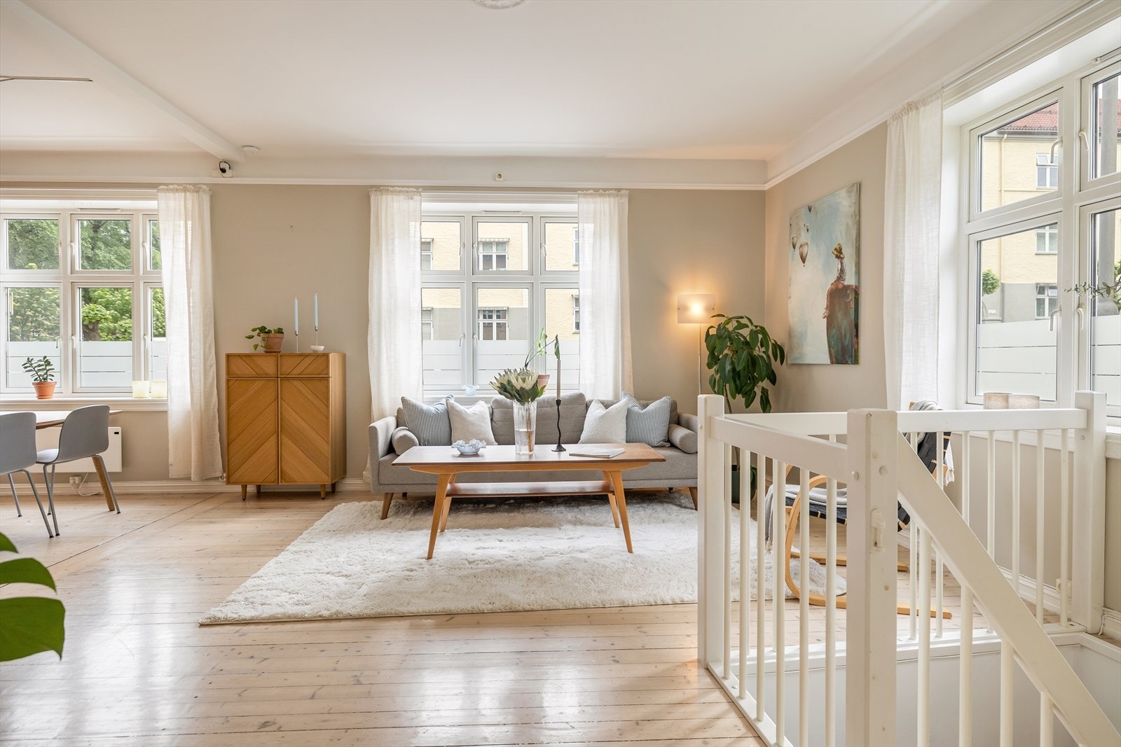 Stuen oppleves som trivelig og lys takket være store vindusflater. Galleribilde