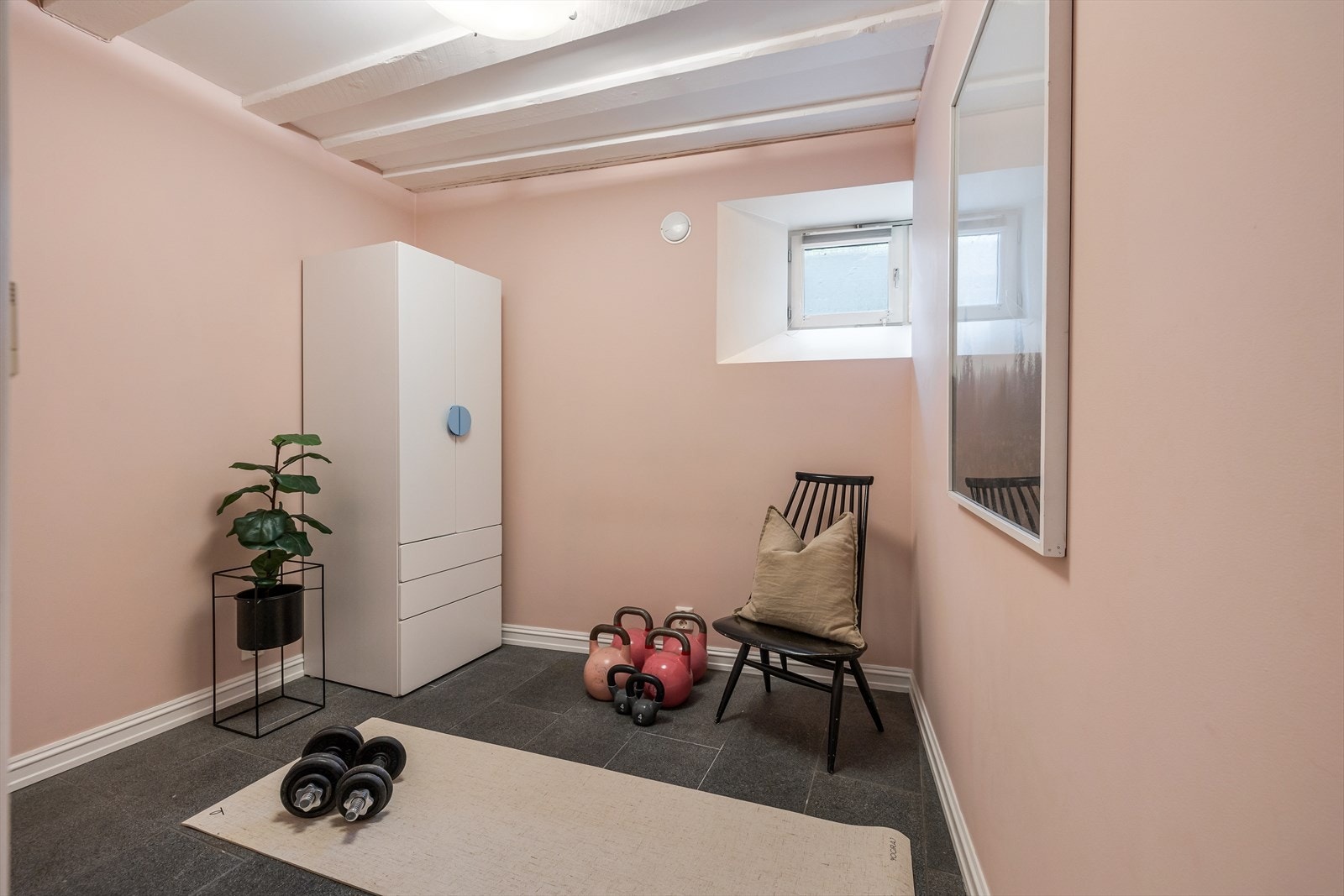 Rom i kjeller som dagens eiere benytter som treningsrom. Galleribilde