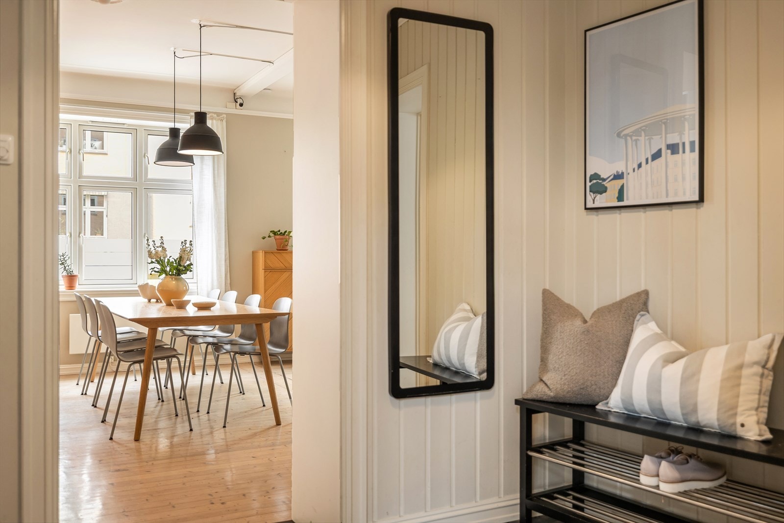 Vi er nå tilbake i boligens entré og beveger oss igjen ut i stuen. Galleribilde