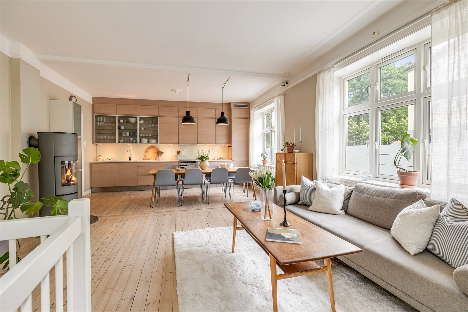 Den åpne stue/kjøkkenløsningen skaper et lyst og sosialt altrom. Galleribilde